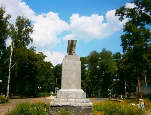 В Черкасской области развалился памятник Ленину: его остатки демонтируют