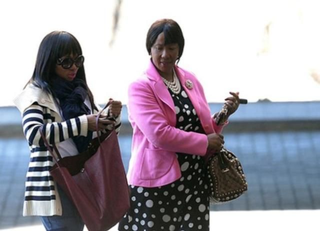 Дочь Манделы возмущают журналисты, которые ждут смерти ее отца Дочь Манделы возмущают журналисты, которые ждут смерти ее отца