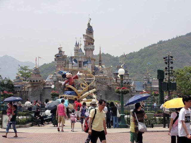 Авария в китайском Диснейленде: 20 пострадавших Авария в китайском Диснейленде: 20 пострадавших