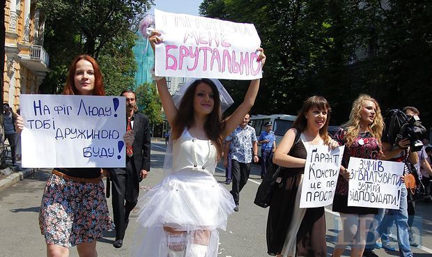 Під Адміністрацією президента святкували весілля з Гарантом Під Адміністрацією президента святкували весілля з Гарантом