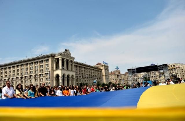 У центрі Києва "Молоді регіони" хором читали статті Конституції У центрі Києва "Молоді регіони" хором читали статті Конституції