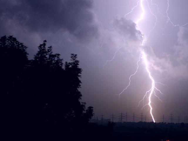 На Житомирщині блискавка влучила у господарську будівлю На Житомирщині блискавка влучила у господарську будівлю