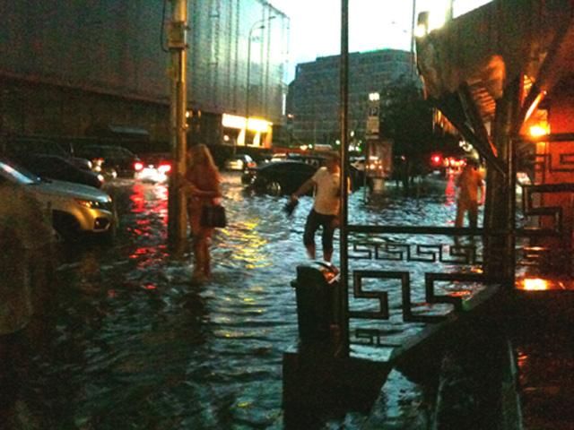 Злива затопила одну з центральних вулиць Києва
