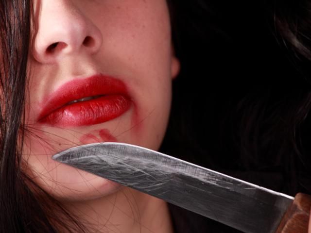 В Москве двое девушек-подростков отрезали голову бездомному и играли ею в футбол В Москве двое девушек-подростков отрезали голову бездомному и играли ею в футбол