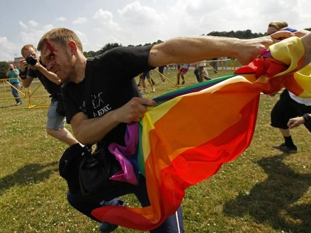 В России избили участников первого санкционированного гей-парада
