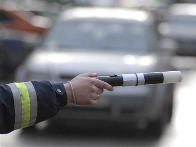 В Киеве двое работников ГАИ пострадали от пьяных водителей В Киеве двое работников ГАИ пострадали от пьяных водителей