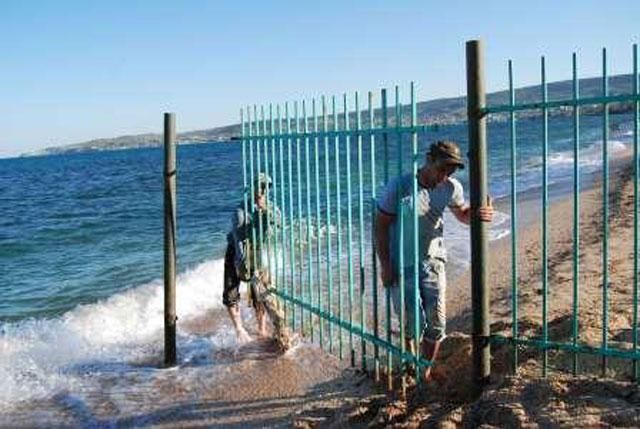 В Ялті демонтовують паркани, якими людям закривають пляжі