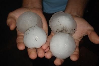 Град розміром із куряче яйце "бомбардував" Кривий Ріг Град розміром із куряче яйце "бомбардував" Кривий Ріг