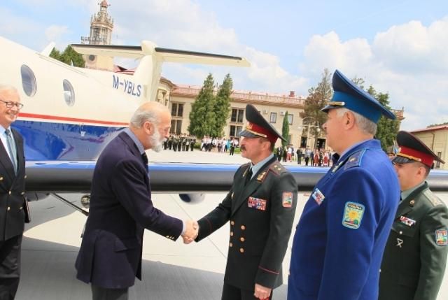 Кузен королеви Єлизавети ІІ прилетів до Львова Кузен королеви Єлизавети ІІ прилетів до Львова