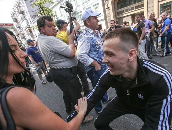 За побиття журналістів Тітушку загрожує 4 роки в'язниці За побиття журналістів Тітушку загрожує 4 роки в'язниці