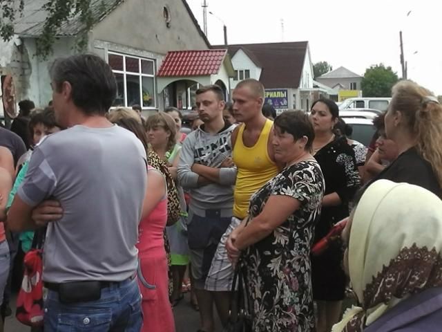 Во Врадиевке люди атаковали суд, требуя ареста милиционера-насильника