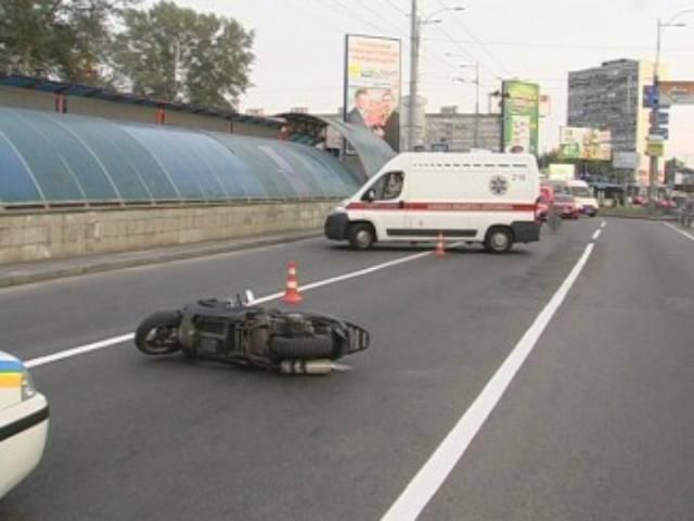 У Києві дві молоді жінки на скутері потрапили в аварію 