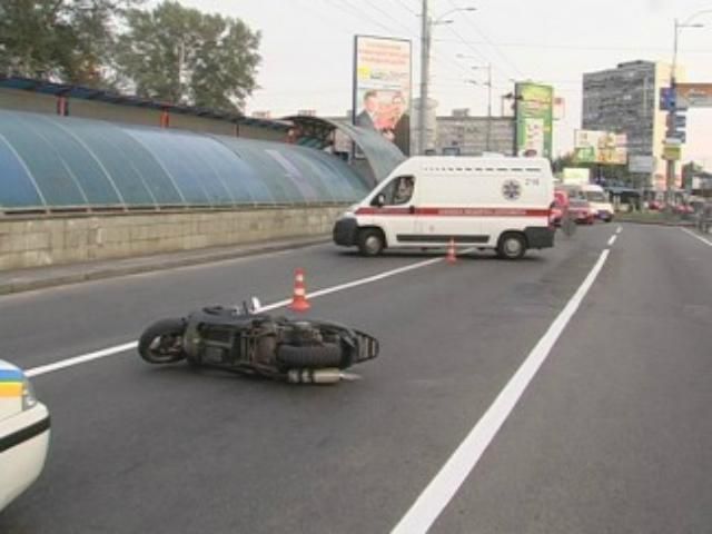 В Киеве две молодые женщины на скутере попали в аварию В Киеве две молодые женщины на скутере попали в аварию