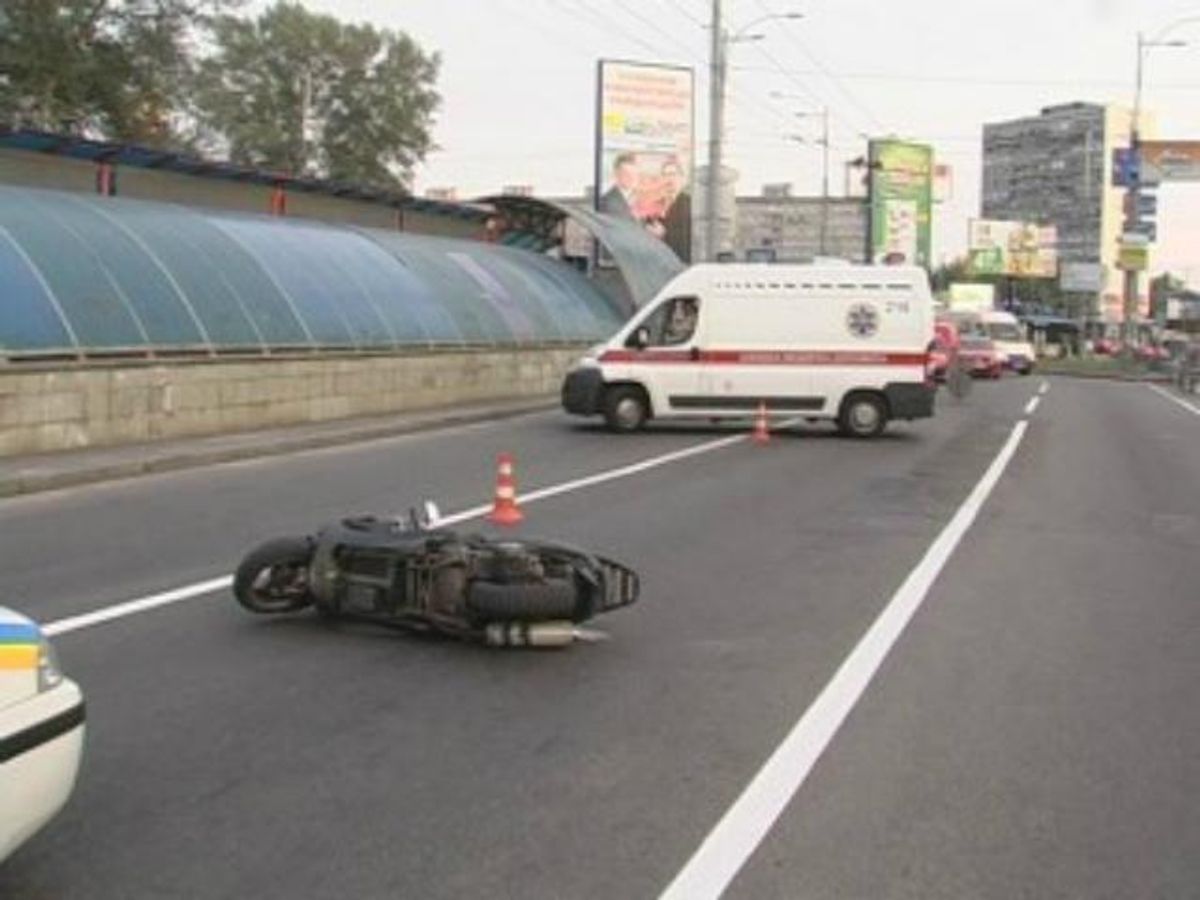 В Киеве две молодые женщины на скутере попали в аварию - Киев