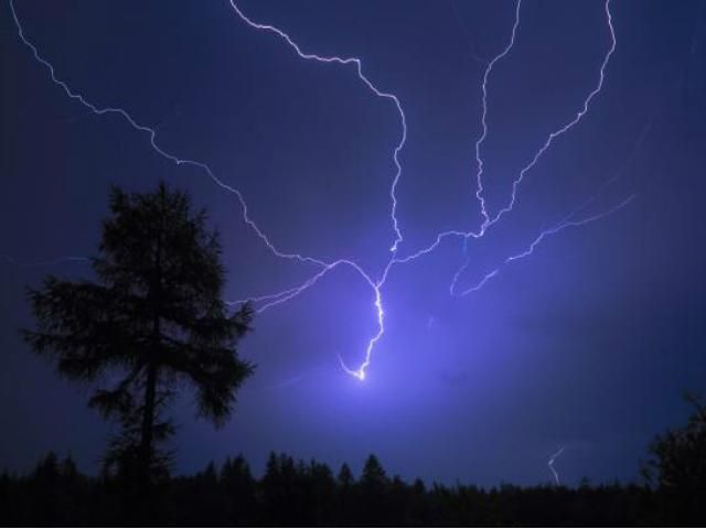 На Вінниччині блискавка вбила жінку просто під час застілля На Вінниччині блискавка вбила жінку просто під час застілля