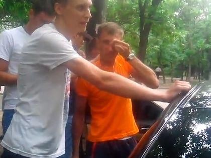 В Николаеве борцы с педофилами избили и облили мочой помощника нардепа В Николаеве борцы с педофилами избили и облили мочой помощника нардепа