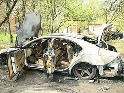 В Енакиево нашли сожженный Mercedes с трупом в багажнике