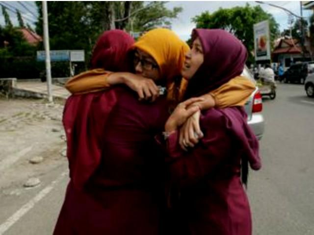 По меньшей мере 50 человек пострадали от землетрясения в Индонезии По меньшей мере 50 человек пострадали от землетрясения в Индонезии