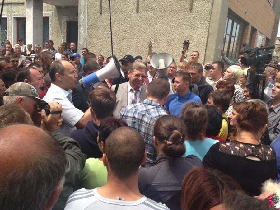 500 врадиевцев продолжили пикет, прогнав губернатора 500 врадиевцев продолжили пикет, прогнав губернатора
