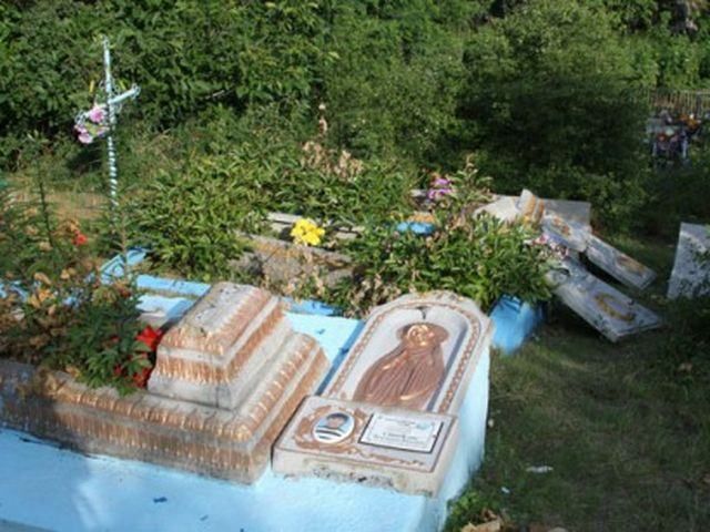 На Винниччине дети разгромили 29 надгробий, потому что не нашли конфет