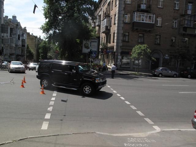 У центрі Києва на пішохідному переході Hummer збив жінку з двома маленькими дітьми