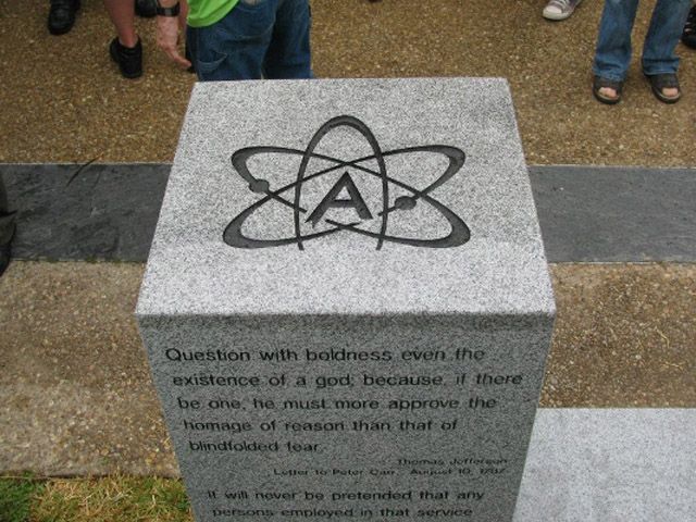 В США установили памятник атеизму