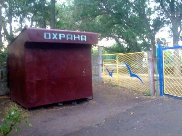 СМИ: Более 60 детей поселили в лагерь с ужасными условиями