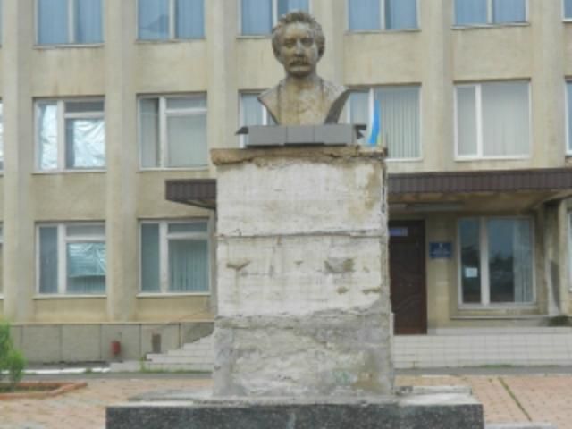 На Одещині комуністи розібрали бюст Франку, щоб відремонтувати пам'ятник Леніну 
