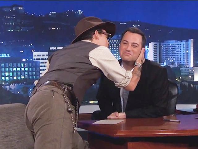 Джонні Депп пристрасно розцілував ведучого ток-шоу Джонні Депп пристрасно розцілував ведучого ток-шоу