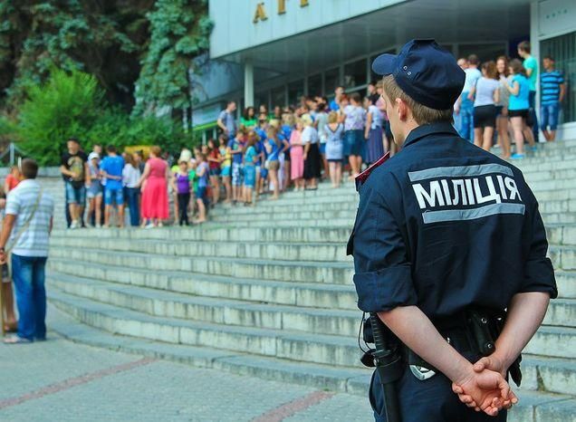 Днепропетровские студенты вышли на улицы из-за объединения трех вузов в один Днепропетровские студенты вышли на улицы из-за объединения трех вузов в один