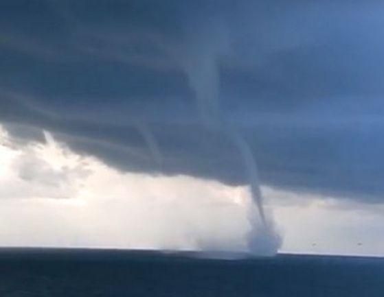 Очевидці зафіксували над Маріуполем смерч Очевидці зафіксували над Маріуполем смерч