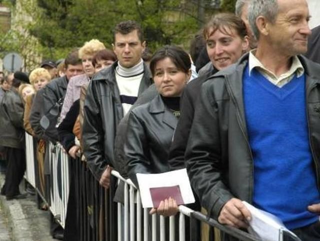 У черги паспортних столів потрапили 100 тисяч українців  - 3 липня 2013 - Телеканал новин 24