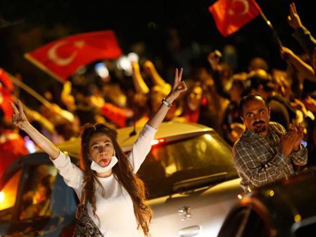 В Турции суд запретил строительство, из-за которого начались массовые протесты