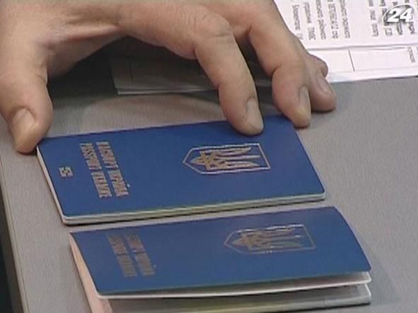 Крупним планом: Хто друкуватиме українцям біометричні документи? Крупним планом: Хто друкуватиме українцям біометричні документи?