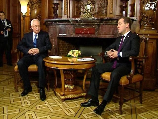 Азаров та Медведєв домовилися про зустріч у Сочі Азаров та Медведєв домовилися про зустріч у Сочі