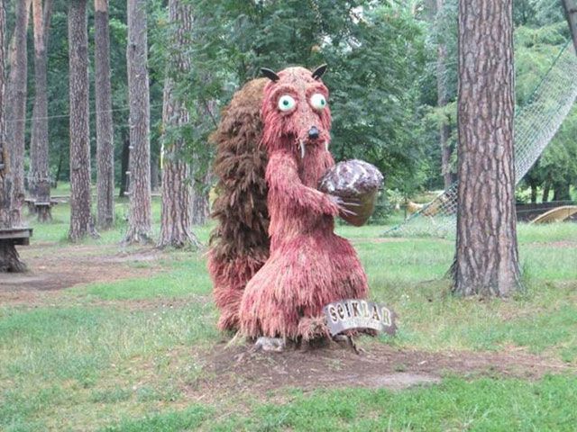 У Києві встановили химерну статую білки У Києві встановили химерну статую білки