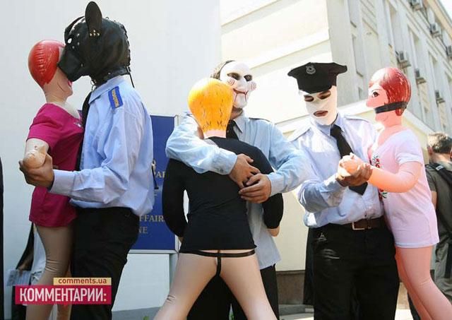Под стенами МВД активисты насиловали резиновых женщин