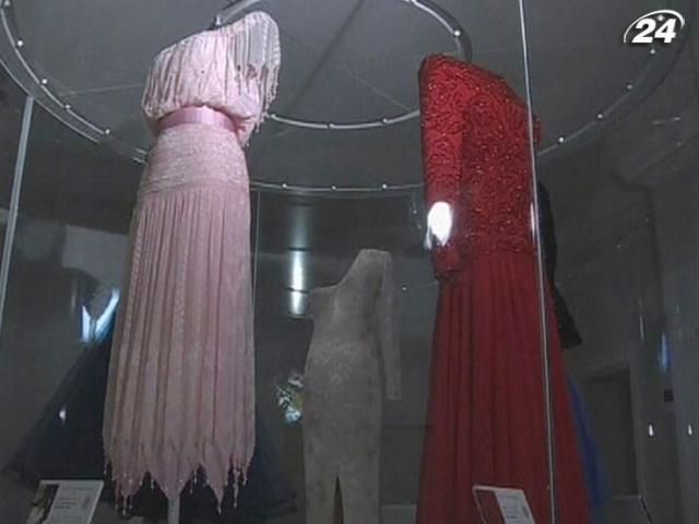 В Британии открылась выставка платьев монарших особ В Британии открылась выставка платьев монарших особ