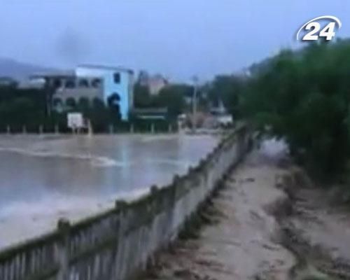 У Криму через негоду підтоплені будинки та забруднене море У Криму через негоду підтоплені будинки та забруднене море