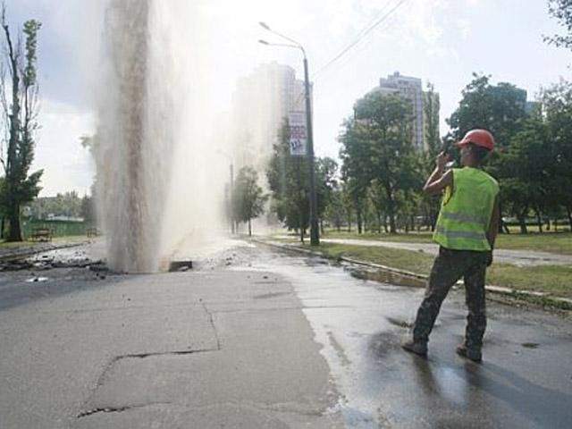 У Києві серед асфальту прорвало трубу з гарячою водою