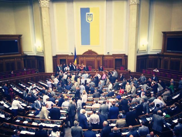 Рада ушла на перерыв после того, как оппозиция заблокировала президиум и трибуну