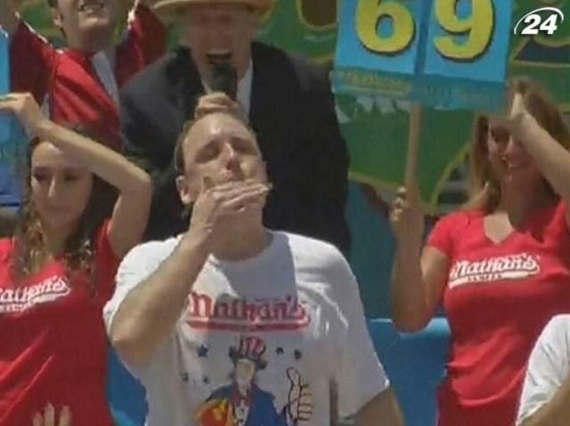 Американец съел 69 хот-догов за 10 минут Американец съел 69 хот-догов за 10 минут