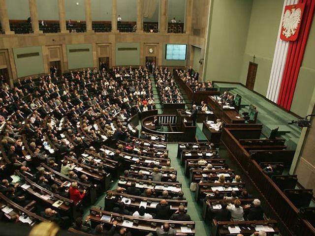 Регионалы и коммунисты просят польский Сейм признать Волынскую трагедию геноцидом Регионалы и коммунисты просят польский Сейм признать Волынскую трагедию геноцидом