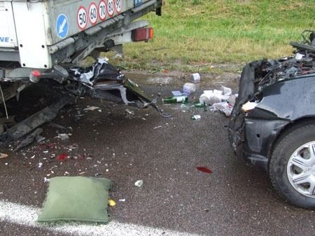 На Ровенщине Ford врезался в грузовик: 2 погибших На Ровенщине Ford врезался в грузовик: 2 погибших