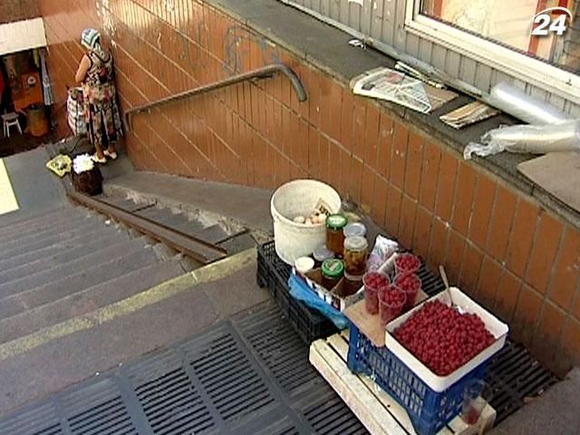 Киевский метрополитен взялся за несанкционированных торговцев Киевский метрополитен взялся за несанкционированных торговцев