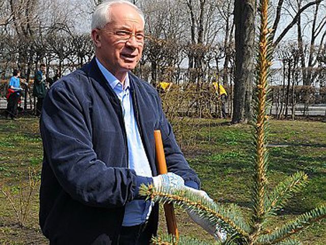 Азаров хоче залучати до громадських робіт безробітних Азаров хоче залучати до громадських робіт безробітних