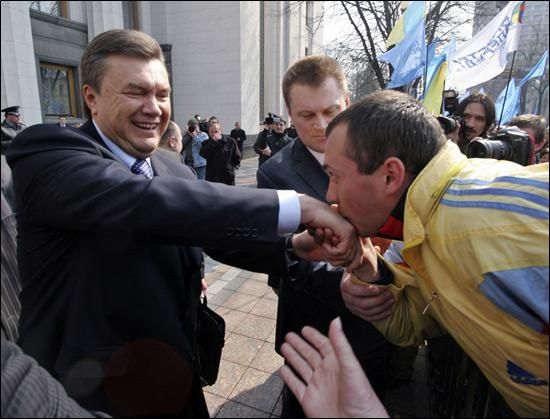 Янукович збільшив кількість працівників у своїй Адміністрації 