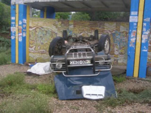 У Криму легковик влетів у зупинку. Є загиблі У Криму легковик влетів у зупинку. Є загиблі