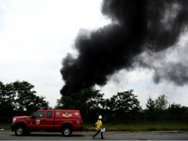 В Канаде сошел с рельсов поезд с нефтью. Несколько вагонов взорвались В Канаде сошел с рельсов поезд с нефтью. Несколько вагонов взорвались