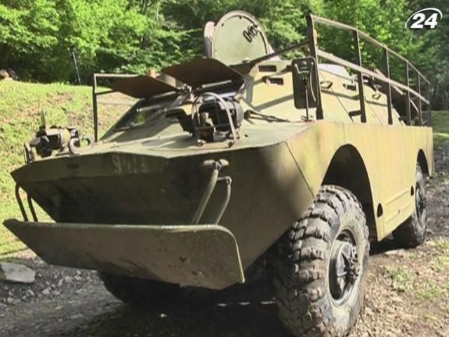 На Закарпатье туристов возят в горы на боевой машине На Закарпатье туристов возят в горы на боевой машине
